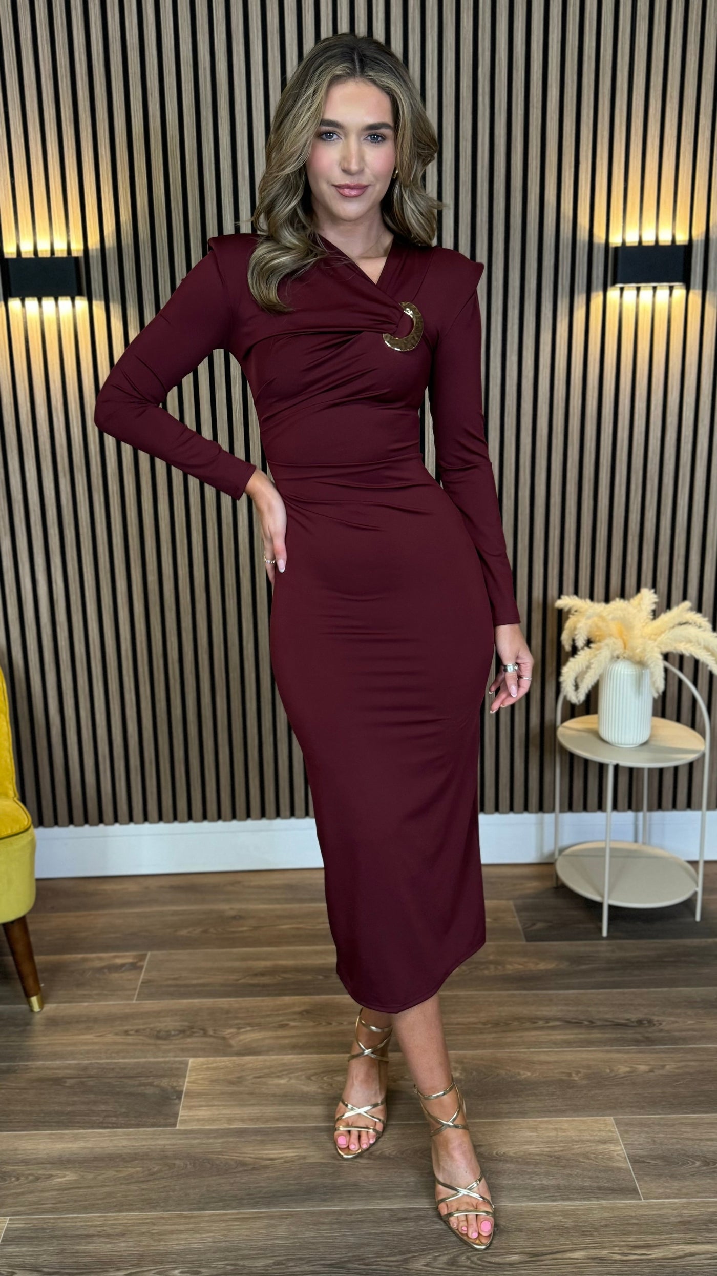 Mary™ | Vestido midi burdeos con detalles dorados