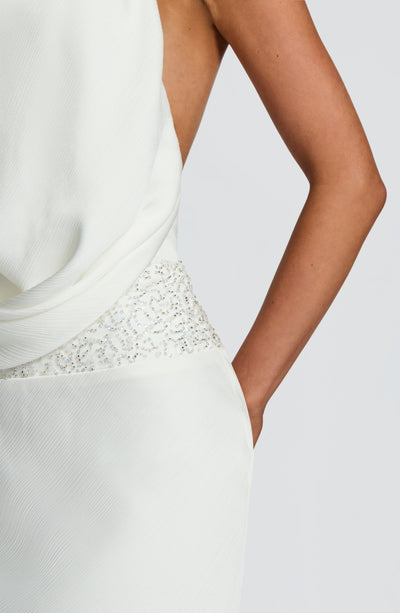 Alexandra™ | Vestido satinado con cuello alto drapeado