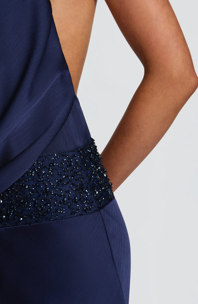 Alexandra™ | Vestido satinado con cuello alto drapeado