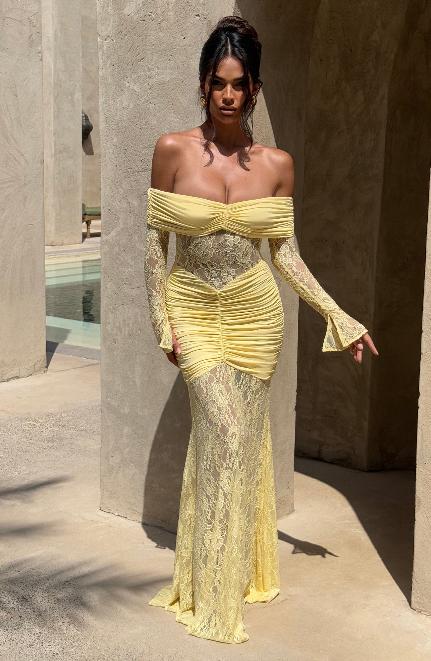 Ariadna™ | Vestido off shoulder de encaje y frunces